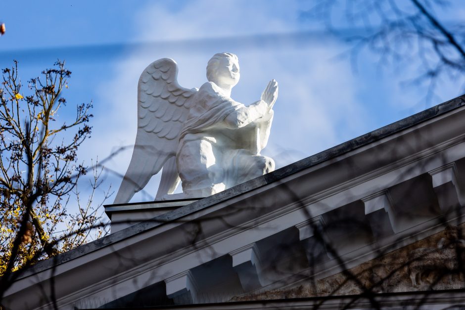 Ant Vilniaus reformatų bažnyčios stogo iškeltos trys sovietmečiu demontuotos skulptūros