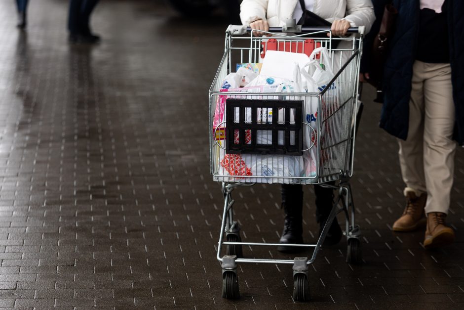 Karštinė prieš šventes: tautiečiai plūsta į prekybos centrus, gatvėse – didžiulės spūstys