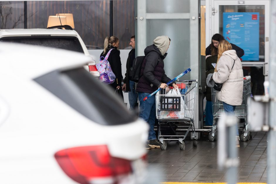 Karštinė prieš šventes: tautiečiai plūsta į prekybos centrus, gatvėse – didžiulės spūstys