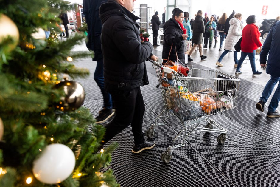 Karštinė prieš šventes: tautiečiai plūsta į prekybos centrus, gatvėse – didžiulės spūstys