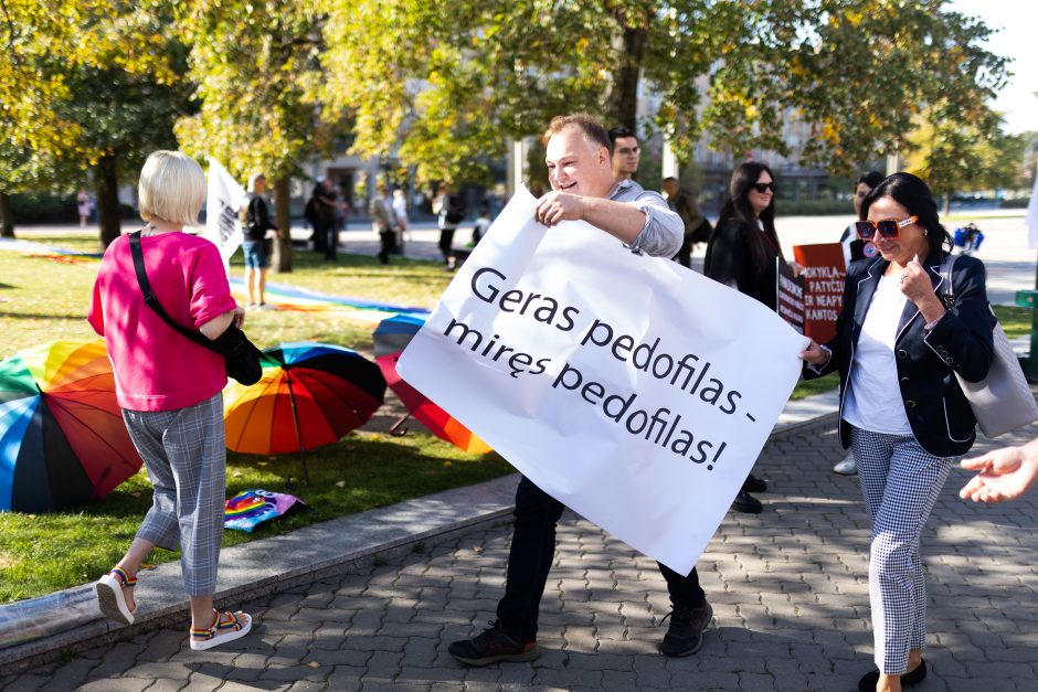 LGBTQ atstovų proteste – ir skambūs pareiškimai: „Geras pedofilas – miręs pedofilas“