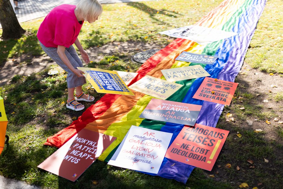 LGBTQ atstovų proteste – ir skambūs pareiškimai: „Geras pedofilas – miręs pedofilas“