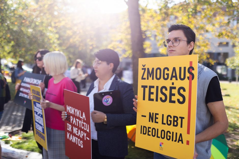 LGBTQ atstovų proteste – ir skambūs pareiškimai: „Geras pedofilas – miręs pedofilas“