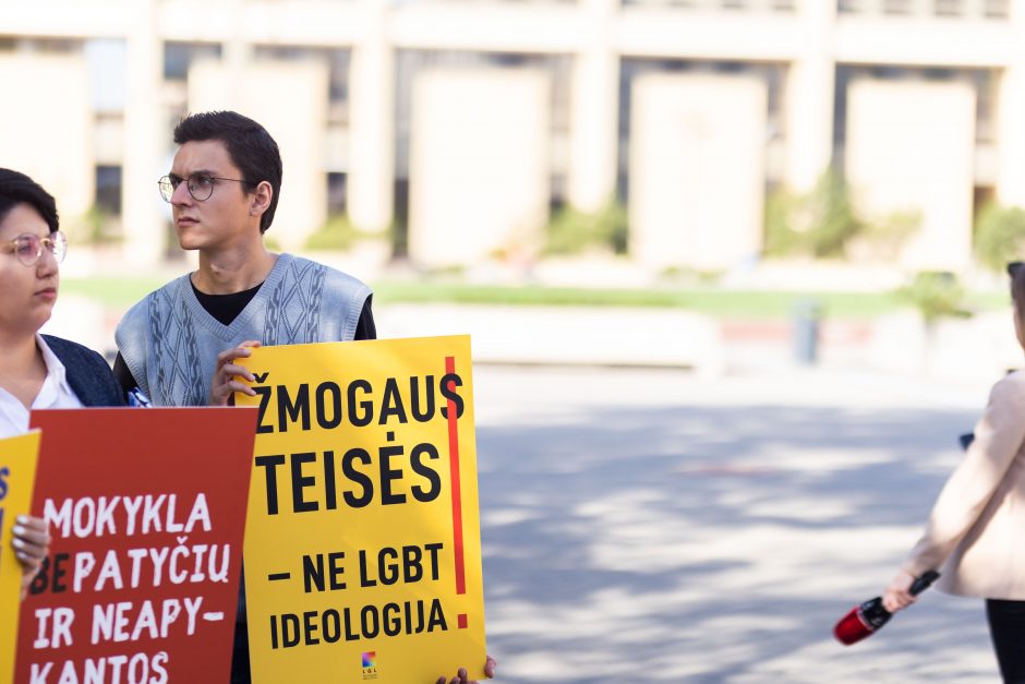 LGBTQ atstovų proteste – ir skambūs pareiškimai: „Geras pedofilas – miręs pedofilas“