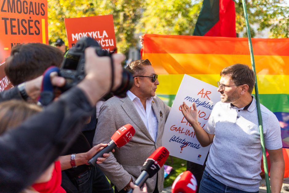 LGBTQ atstovų proteste – ir skambūs pareiškimai: „Geras pedofilas – miręs pedofilas“