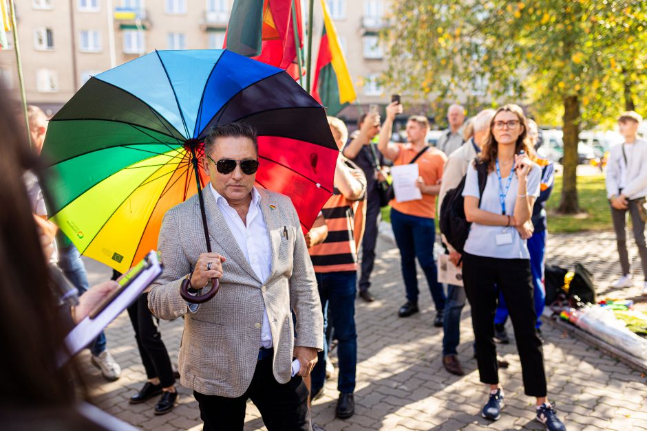 LGBTQ atstovų proteste – ir skambūs pareiškimai: „Geras pedofilas – miręs pedofilas“