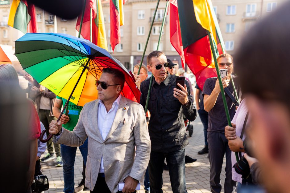 LGBTQ atstovų proteste – ir skambūs pareiškimai: „Geras pedofilas – miręs pedofilas“