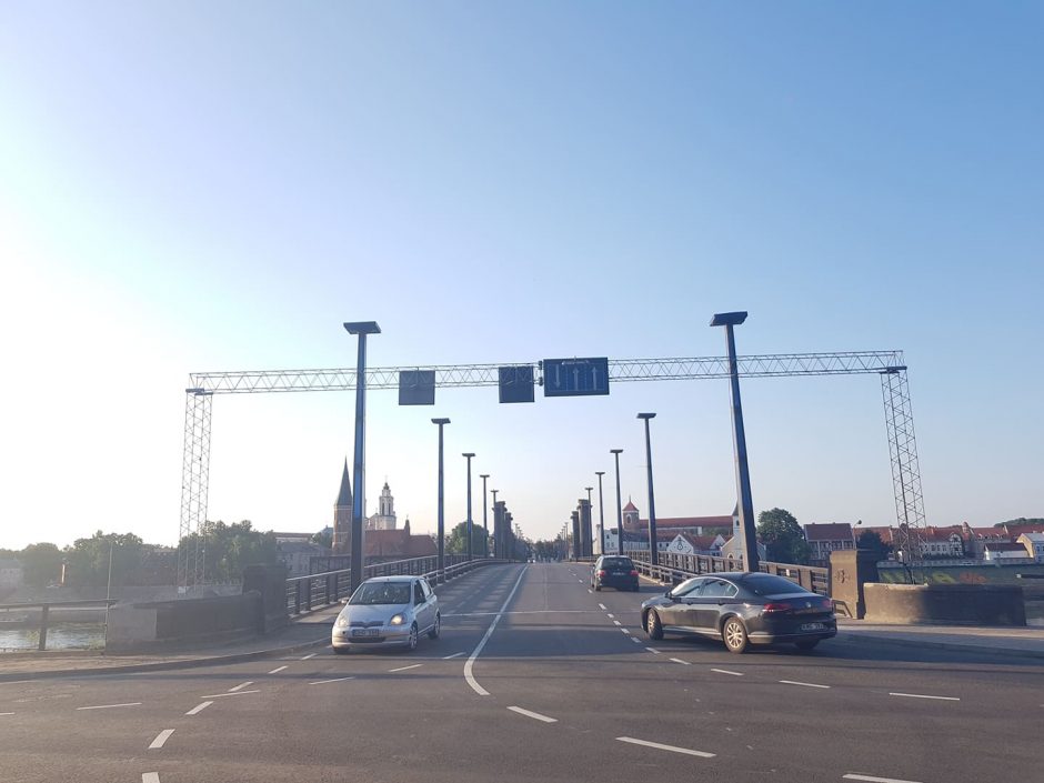 Aleksoto tiltu jau rieda automobiliai