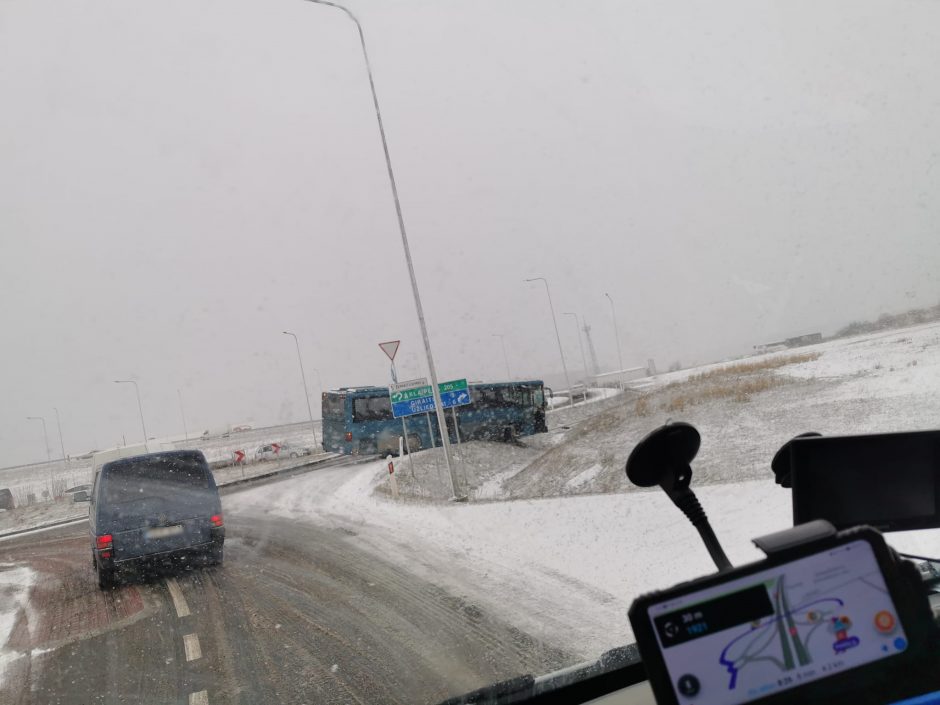 Kauno rajone nuo kelio nuvažiavo autobusas