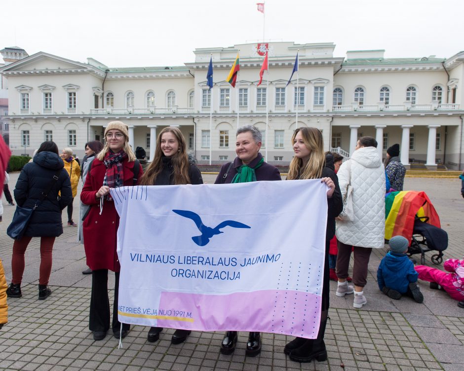 Prie Prezidentūros LGBT bendruomenę palaikė ir žinomi žmonės: žėrė kritiką valstybės vadovui