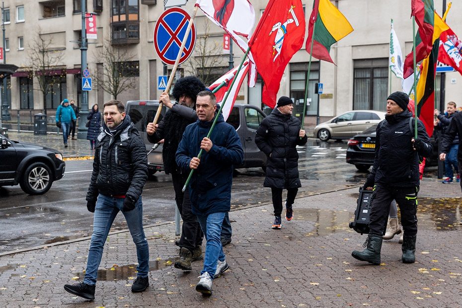 Celofanas po prie Seimo vykusio mitingo surengė protestuotojų žygį į teismą