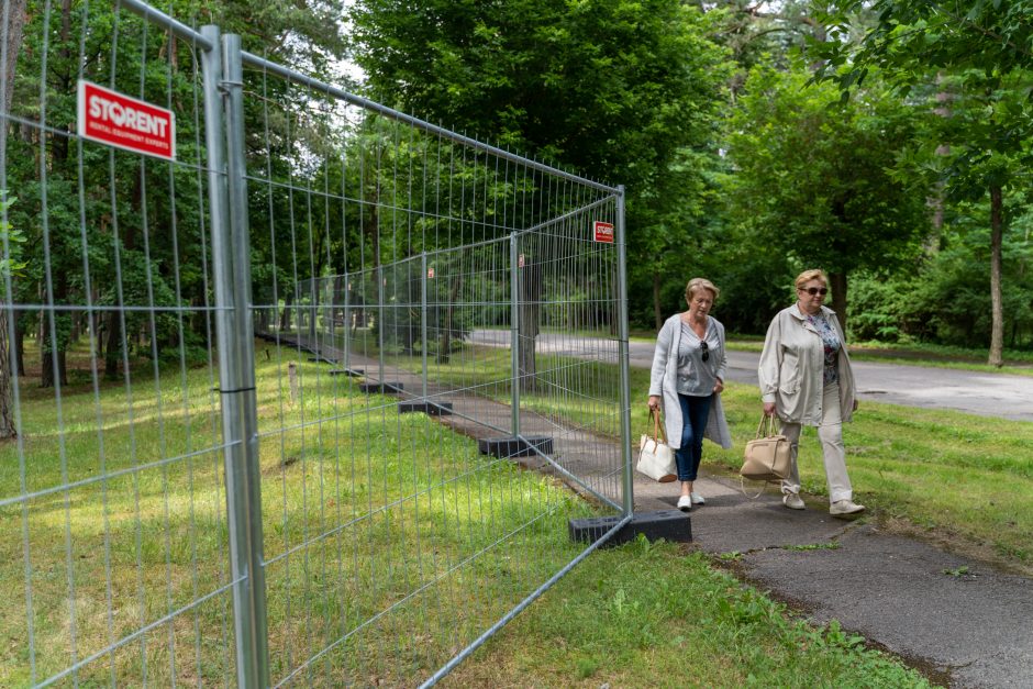 „Akacijų alėja“ – su apribojimais: dalis žiūrovų lieka už tvoros