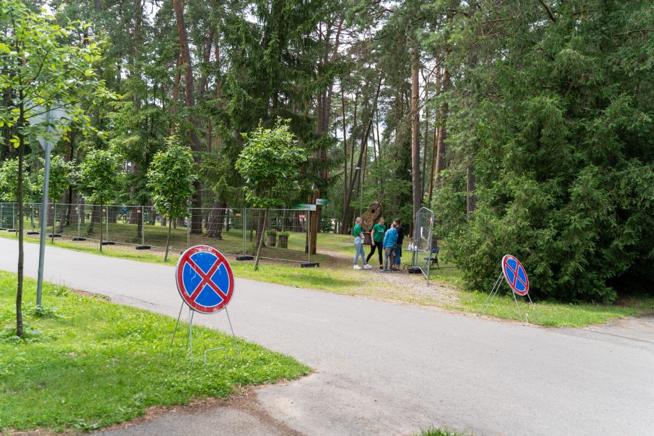 „Akacijų alėja“ – su apribojimais: dalis žiūrovų lieka už tvoros