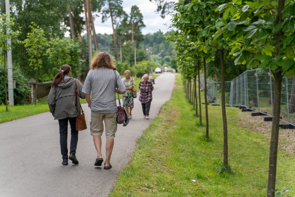 „Akacijų alėja“ – su apribojimais: dalis žiūrovų lieka už tvoros