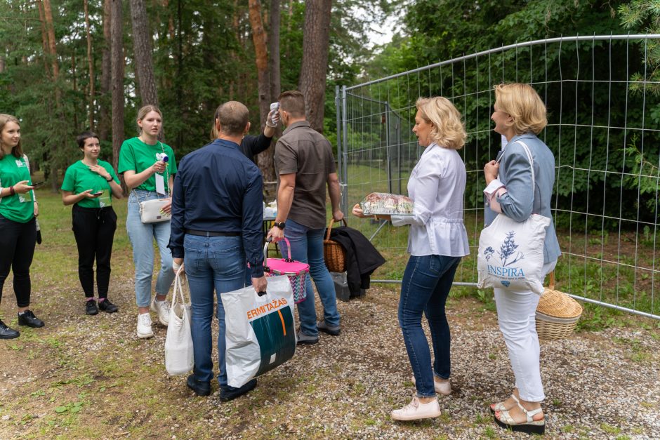 „Akacijų alėja“ – su apribojimais: dalis žiūrovų lieka už tvoros