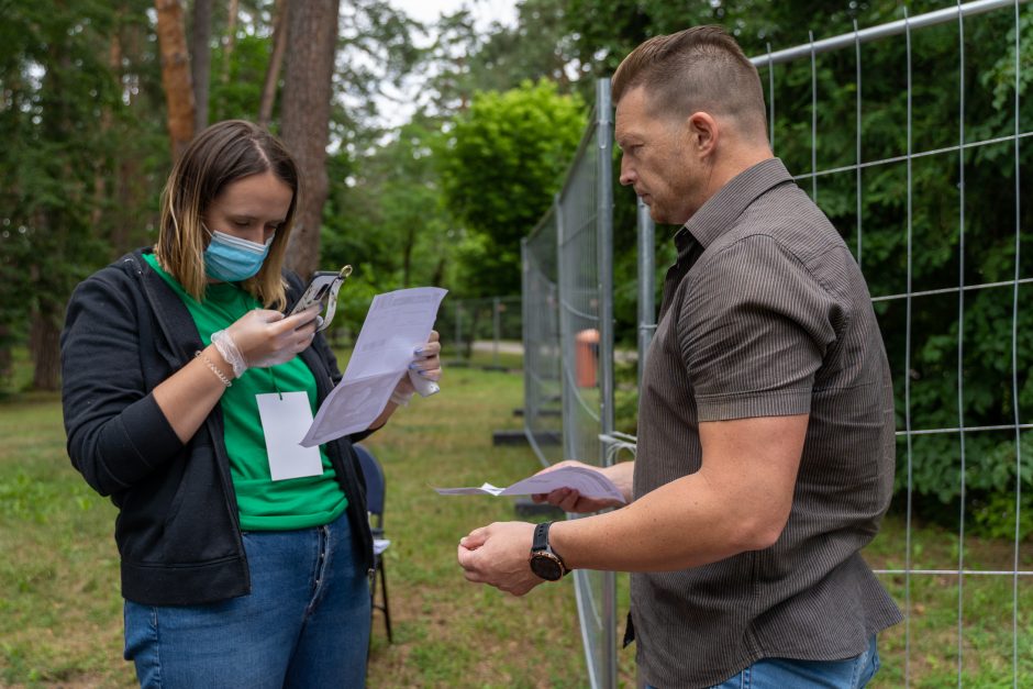 „Akacijų alėja“ – su apribojimais: dalis žiūrovų lieka už tvoros