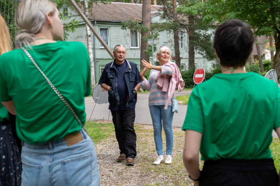 „Akacijų alėja“ – su apribojimais: dalis žiūrovų lieka už tvoros