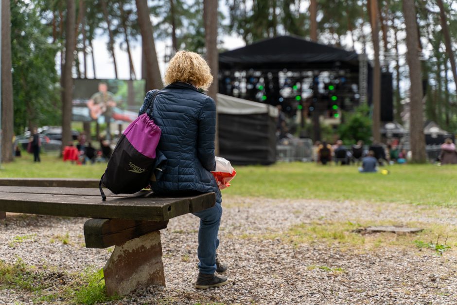 „Akacijų alėja“ – su apribojimais: dalis žiūrovų lieka už tvoros