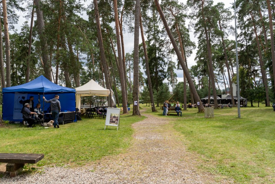 „Akacijų alėja“ – su apribojimais: dalis žiūrovų lieka už tvoros