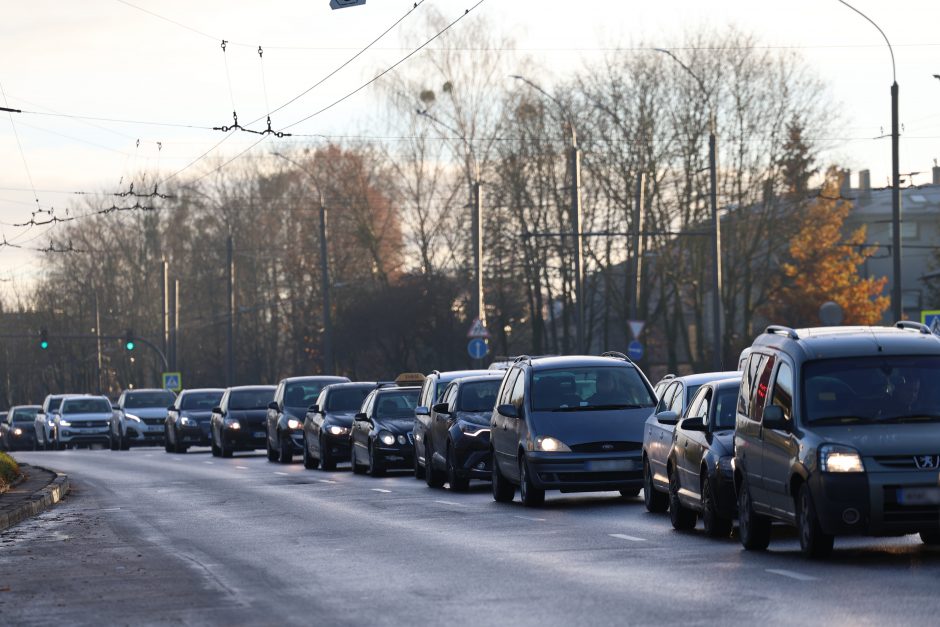 Praneša kauniečiai: ant Varnių tilto – net septynios avarijos