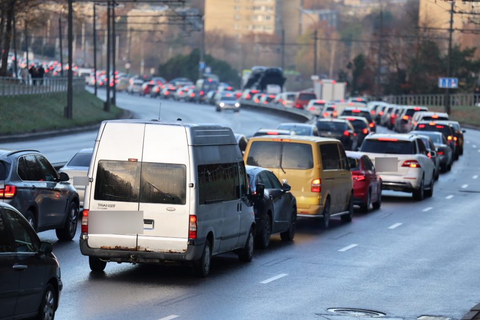 Praneša kauniečiai: ant Varnių tilto – net septynios avarijos