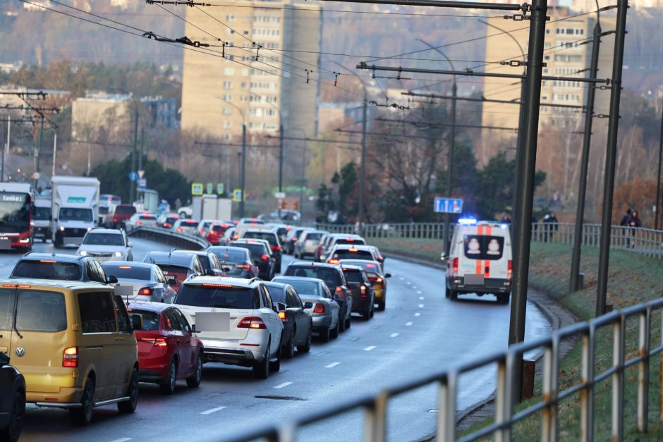 Praneša kauniečiai: ant Varnių tilto – net septynios avarijos