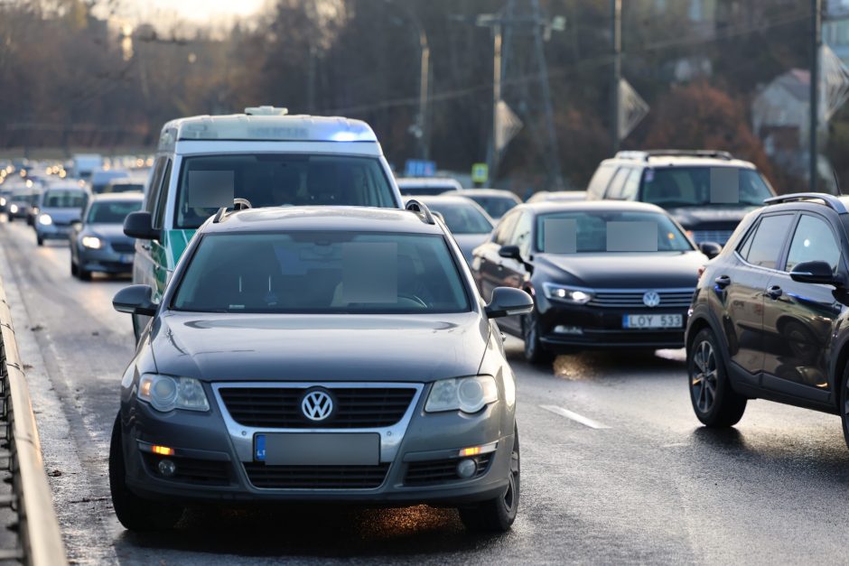 Praneša kauniečiai: ant Varnių tilto – net septynios avarijos