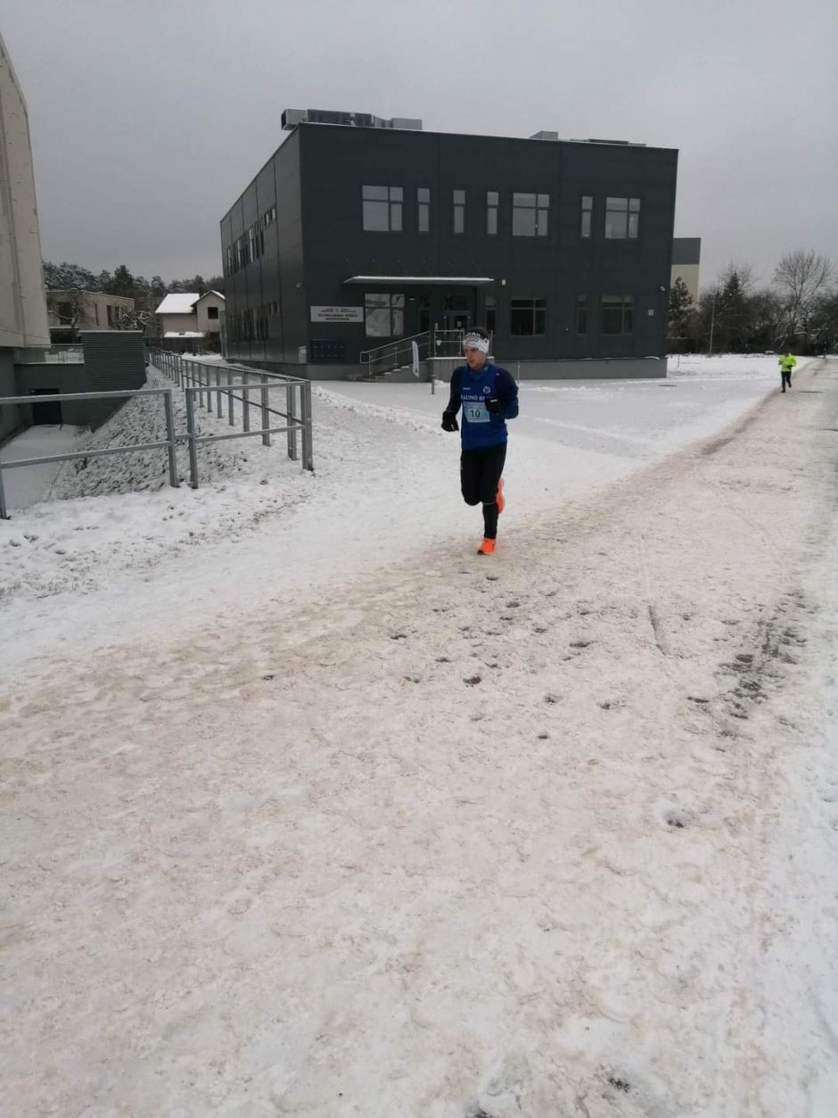 Maratonuose dalyvaujantis pareigūnas G. Gaulius bėgioja ir per pietų pertraukas