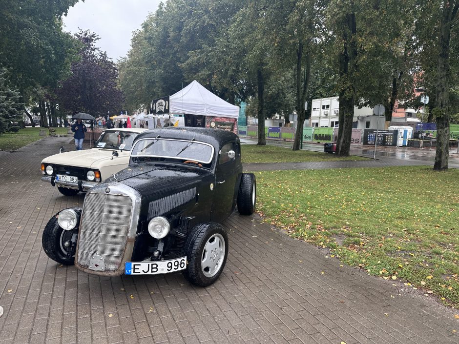 Klaipėdos senamiestyje – modifikuotų automobilių paroda 