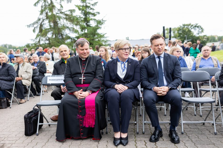 Atminimo valanda prie Naujosios Vilnios geležinkelio stoties memorialo