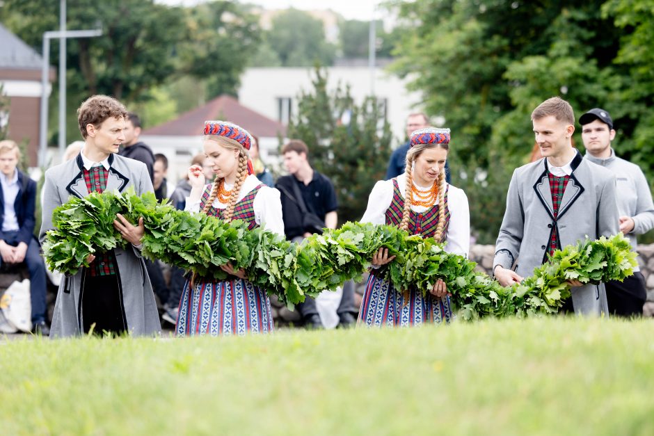 Atminimo valanda prie Naujosios Vilnios geležinkelio stoties memorialo