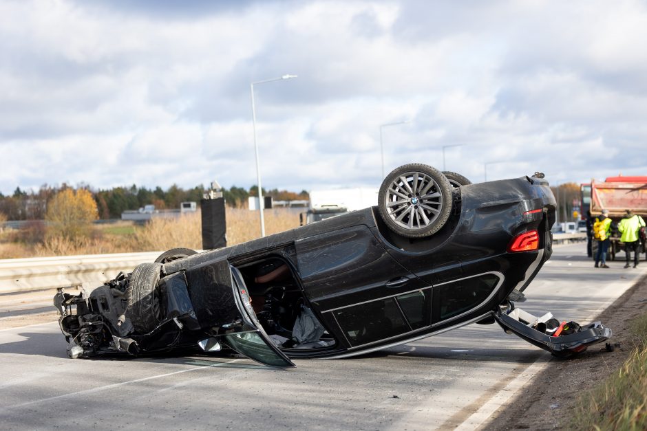 BMW apvirto ant stogo: sunkiai apgirtęs vairuotojas – ligoninėje