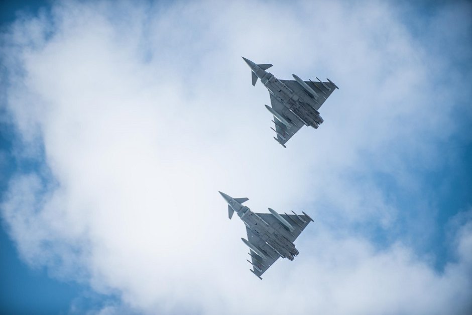 NATO oro policijos naikintuvai tris kartus lydėjo Rusijos orlaivius