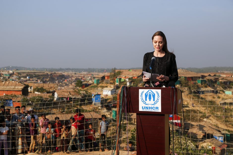 A. Jolie apsilankė pabėgėlių stovyklose: toks elgesys užtraukia gėdą mums visiems