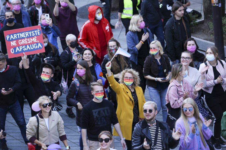 „Kaunas Pride“ eisenoje dalyvavusiai A. Armonaitei nuotaikos nesugadino ir į ją paleistas kiaušinis