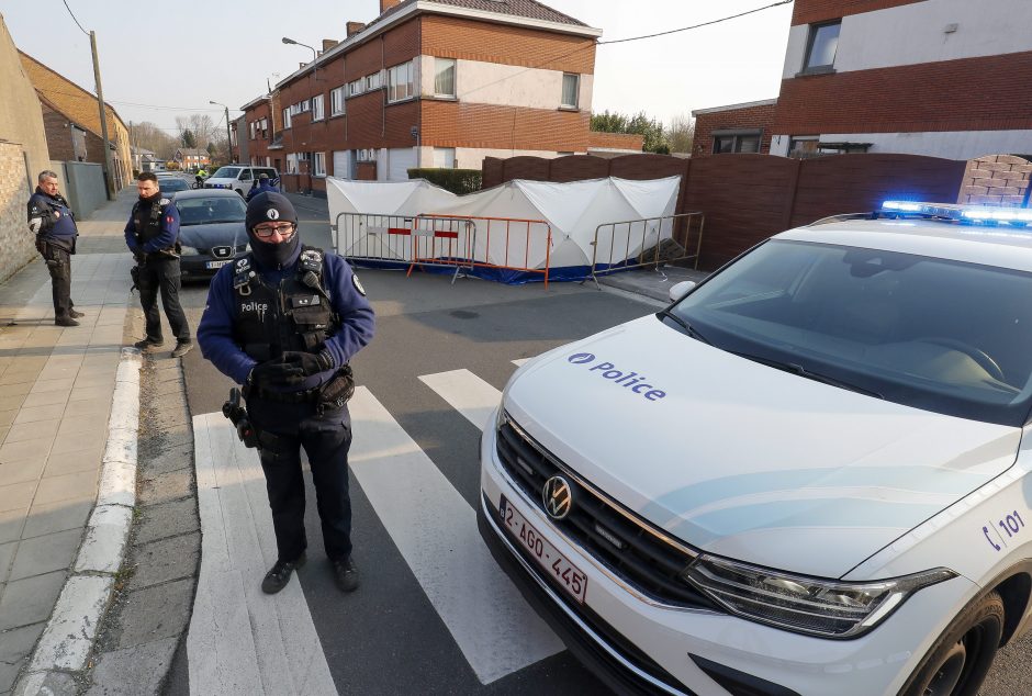 Belgijoje automobiliui įvažiavus į karnavalo dalyvių minią, žuvo šeši žmonės 