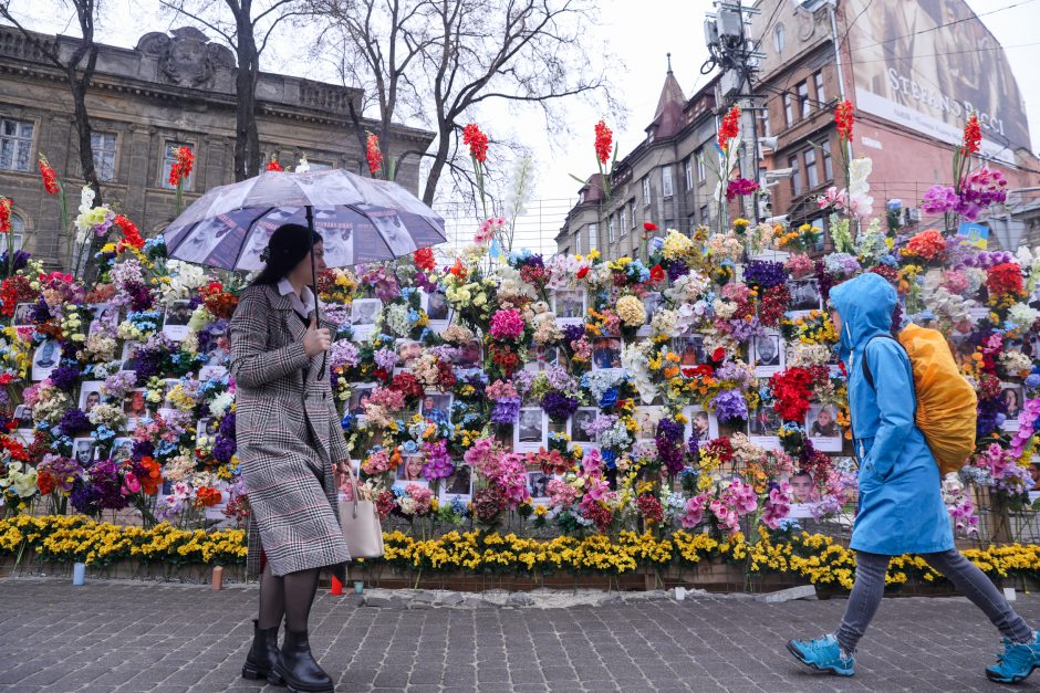 Lvivo centre esančiame monumente žuvusiems Ukrainoje – ir M. Kvedaravičiaus nuotrauka