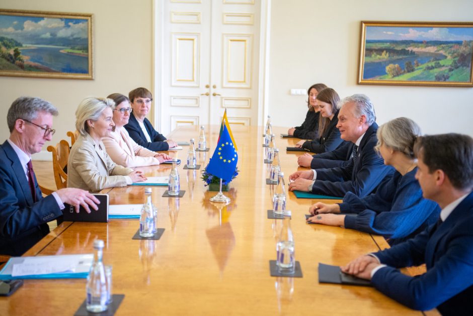 Su EK pirmininke susitikę prezidentas, premjerė ragina toliau griežtinti sankcijas Rusijai