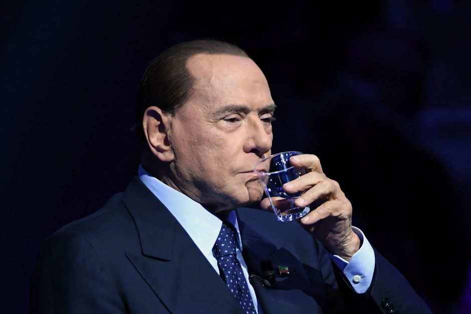 Pervargęs S. Berlusconi sustabdė dalyvavimą Italijos rinkimų kampanijoje