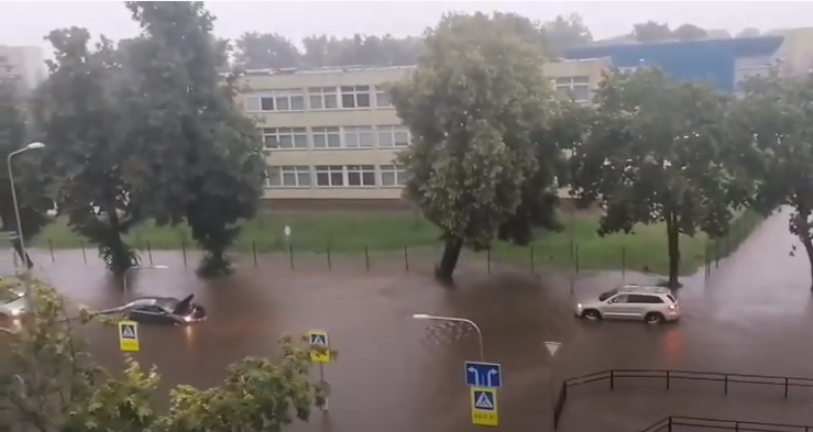 Stichinė liūtis: Tauragės gatvės virto ežerais, skęsta automobiliai