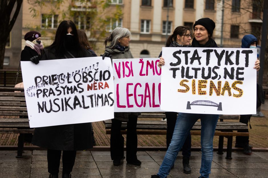 Protestuojantieji dėl migracijos politikos: tai – demokratijos egzaminas