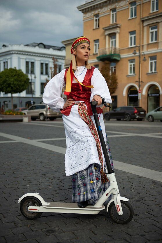 Lietuvoje plinta nauja mada: žinomi žmonės puošiasi tautiniais drabužiais