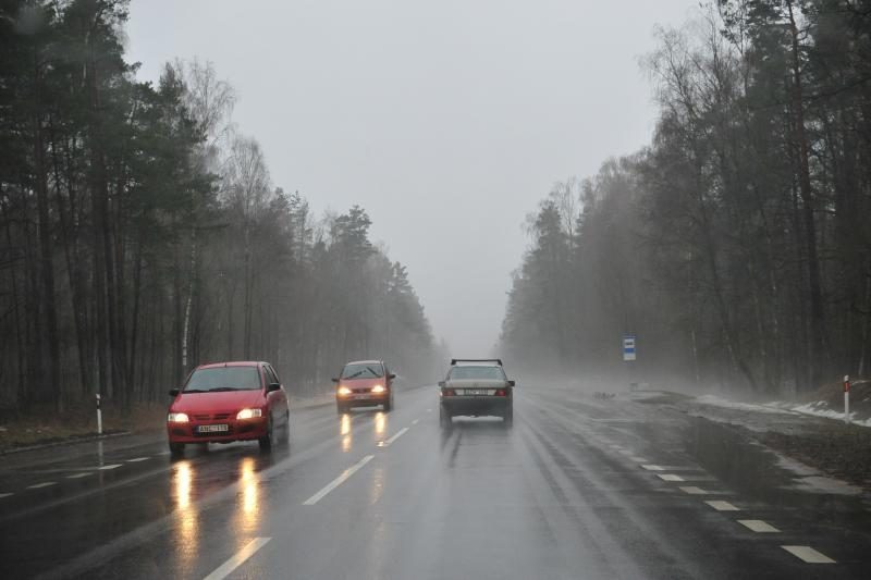 Kelininkai perspėja: keliuose yra slidžių ruožų