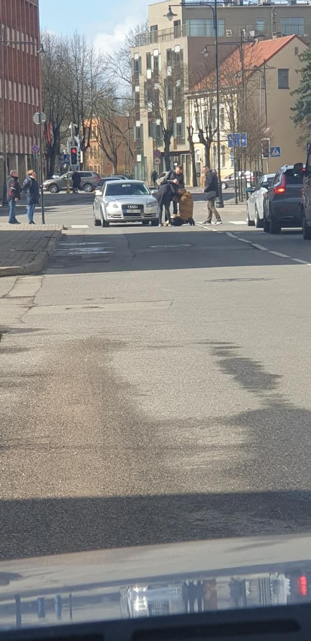 Skaudi nelaimė S. Daukanto gatvėje: pėsčiųjų perėjoje „Audi“ kliudė moterį