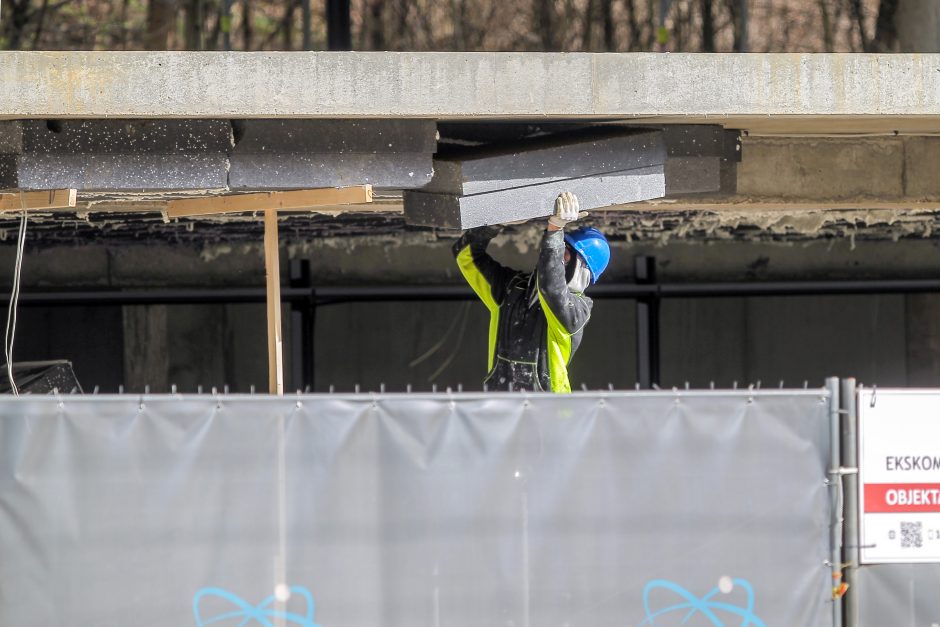 Skaudi nelaimė Klaipėdoje: betono laiptai užgriuvo darbininkus