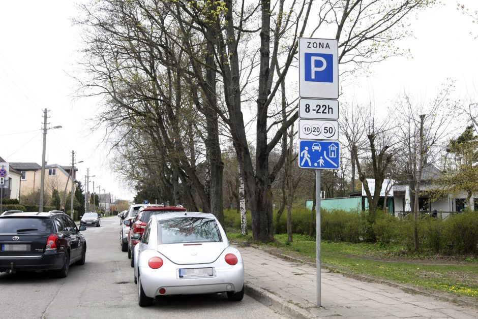 Pušyno gatvėje – pokyčiai: pastatytas naujas parkomatas ir kelio ženklai