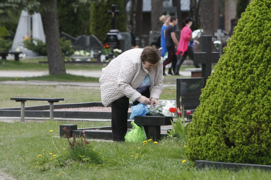 Prieš Motinos dieną klaipėdiečiai skuba tvarkyti kapų