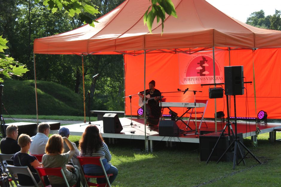 Anykščiuose nukambėjo pirmieji bardų festivalio „Purpurinis vakaras“ akordai