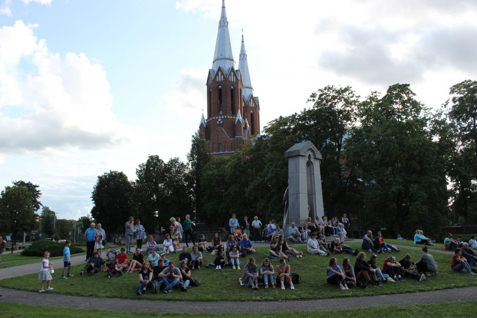 Anykščiuose nukambėjo pirmieji bardų festivalio „Purpurinis vakaras“ akordai