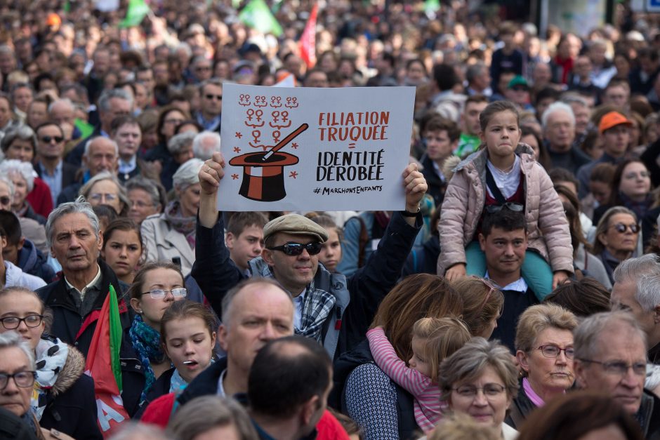 Paryžiuje protestuota prieš pagalbinio apvaisinimo galimybę vienišoms moterims